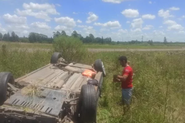 Correntino volcó en la autovía 14