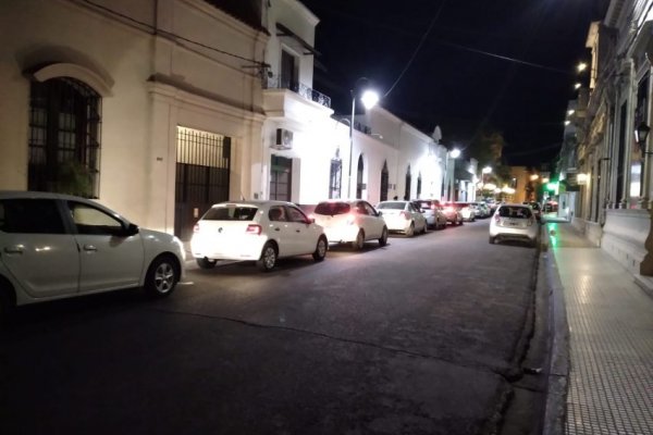 Largas filas en las estaciones de servicio ante otro inminente aumento de los combustibles