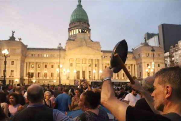 Convocan a una vigilia en el Congreso y cacerolazos en todo el país contra la Ley Ómnibus