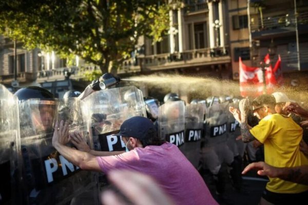 Las fuerzas de seguridad reprimen frente al Congreso de la Nación