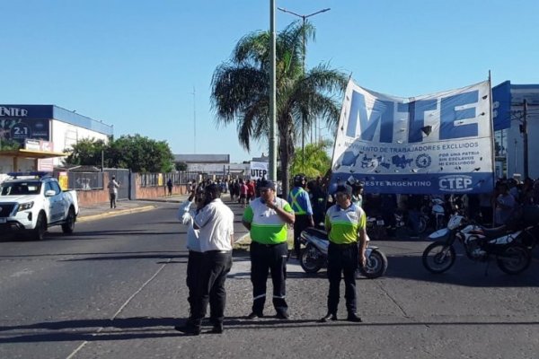 Corrientes: organizaciones sociales reclamaron alimentos frente a un hipermercado