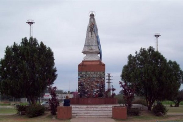 La imagen de la Virgen de Itatí de la Rotonda estrenó vestido y manto