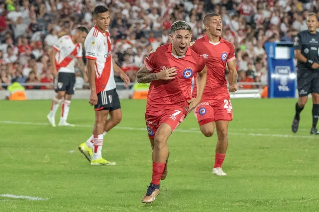 Santiago Montiel apuntó contra Borja tras su cruce en River-Argentinos