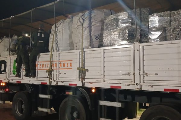 Gendarmería decomisó un camión que transportaba 36 mil kilos de metales en Corrientes