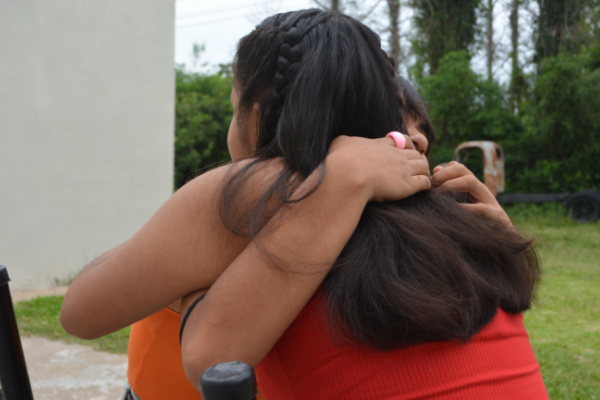 Doce familias en Corrientes esperan adoptar a dos hermanas adolescentes