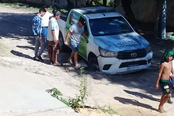 Calles intransitables: patrullero quedó atrapado en un pozo