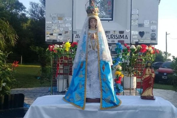 Cambio de vestuario de la Virgen de Itatí