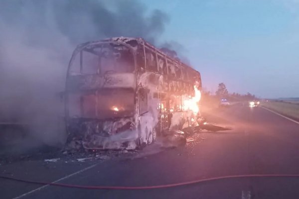 Se incendió un colectivo en el acceso a Monte Caseros