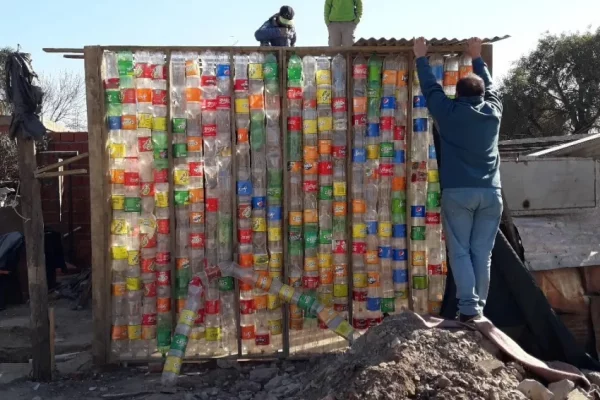 Organismo internacional reconoció construcciones con botellas plásticas que se realizan en Corrientes