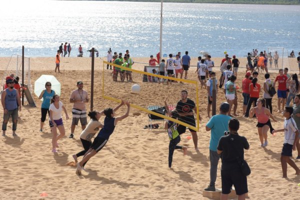 Deporte y juventud en la Playa Arazaty
