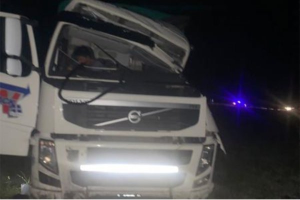 Goyano herido: Colisionaron dos camiones y uno se dio a la fuga