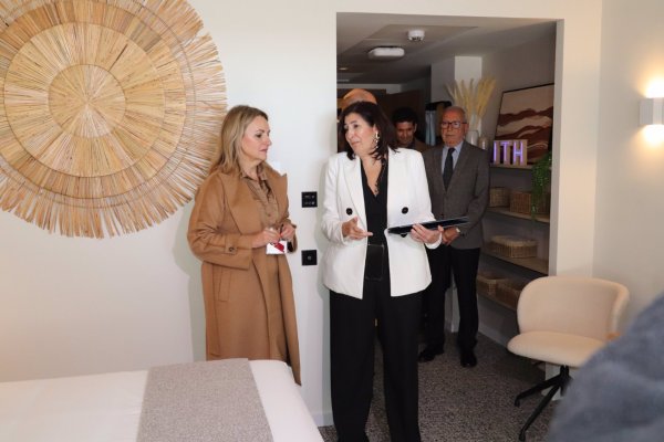 Un hotel de Benidorm lanza la primera habitación inteligente con tecnología que mejora experiencia del huésped