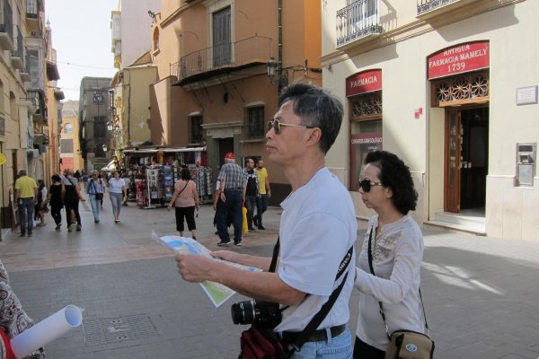 Los viajes de los turistas chinos al extranjero se duplicarán en 2024, según Oxford Economics