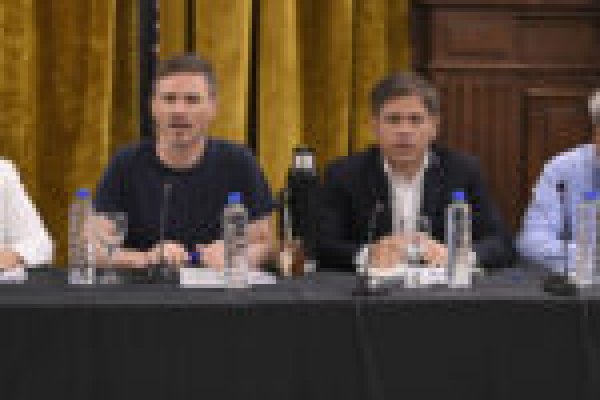 Kicillof recibió a representantes de la industria textil y del cuero