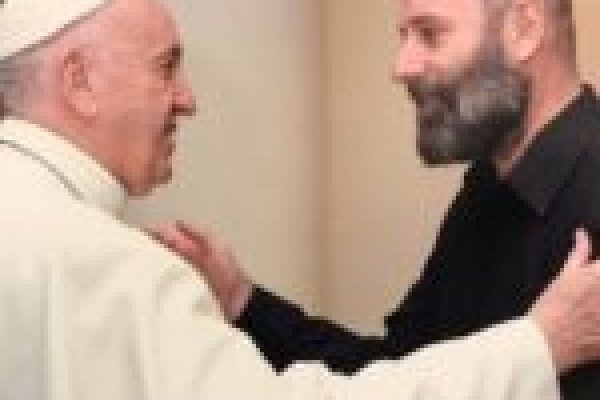 Un sacerdote cercano al Papa desmintió las versiones sobre el apoyo al programa de gobierno de Milei