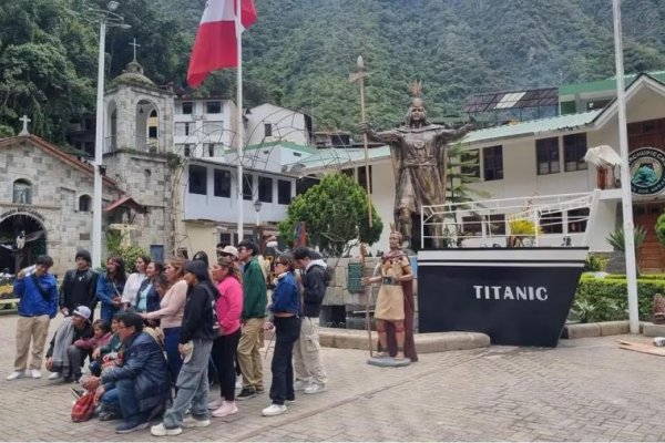 Un Titanic en Machu Pichu causa repudio en los visitantes