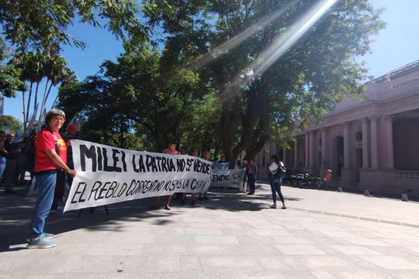 Iniciaron las protestan por la llegada de Milei a Corrientes