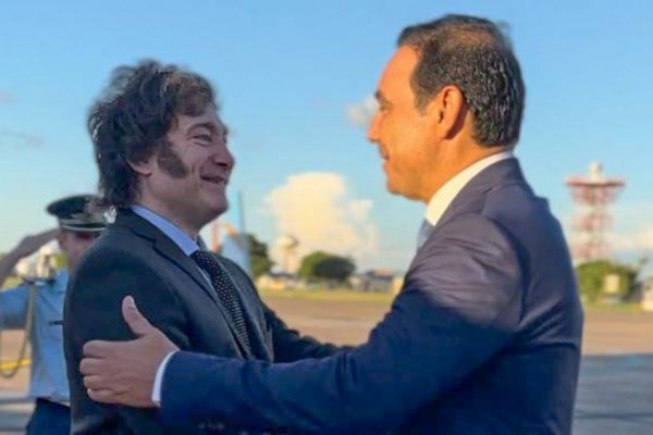 Milei llegó a Corrientes y fue recibido por el gobernador Gustavo Valdés