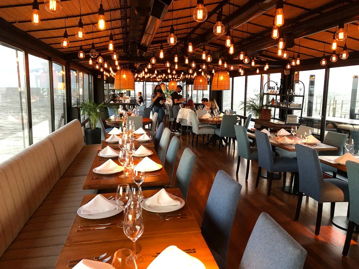 Buenos Aires tiene un un restaurante con una hermosa vista al rio