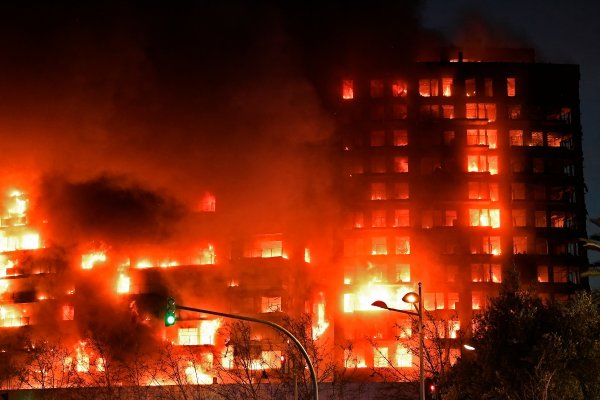 Grave incendio en un edificio de Valencia deja al menos 13 personas heridas