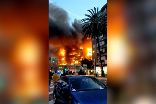 Bomberos logran dramático rescate en medio de las llamas en España