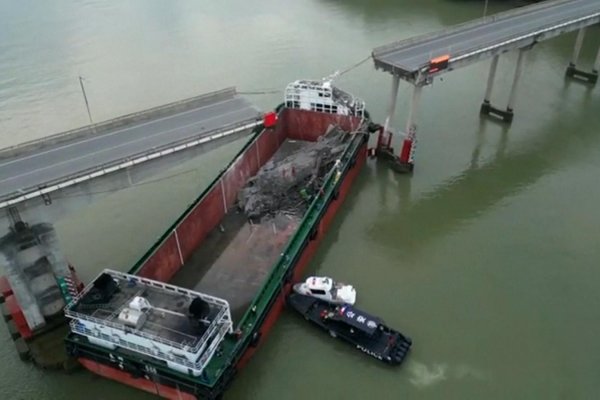Un buque de carga choca contra un puente en China y lo parte a la mitad: reportan muertos y heridos