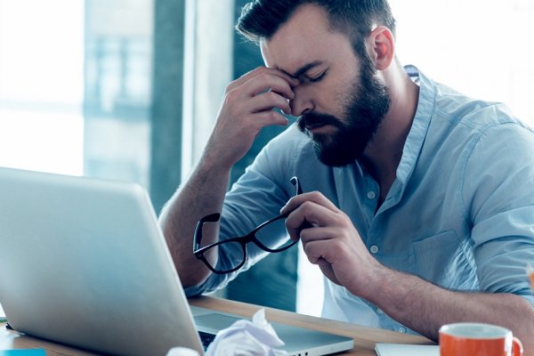 Cómo prevenir el Síndrome de Burnout: un trabajador quemado o fundido