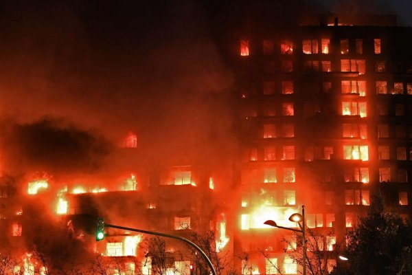 Noticias del incendio en un edificio de Valencia en directo: muertos, reacciones y última hora en vivo