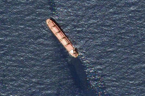 El buque impactado por un misil de los hutíes en el mar Rojo deja un derrame de petróleo de casi 30 kilómetros, dicen funcionarios de EE.UU.