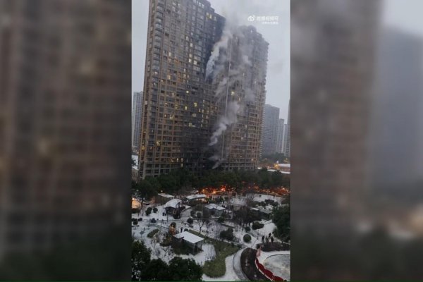 Impactantes imágenes de un incendio en China que dejó varios muertos y heridos