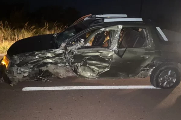 Choque entre una camioneta y un camión en el interior de Corrientes