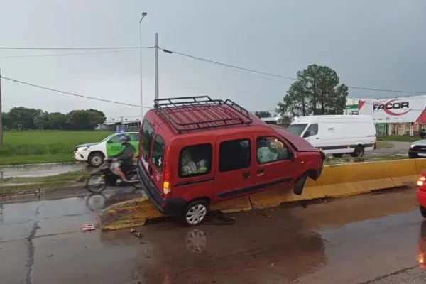 Consecuencia de la intensa lluvia: un auto terminó incrustado sobre Ruta 5