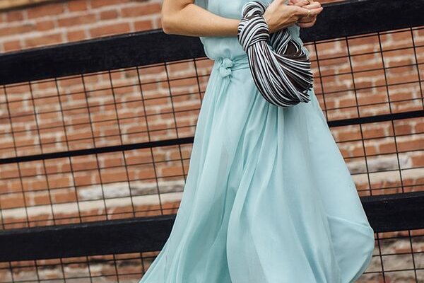 Invertir en estos 4 vestidos midi va a salvar tu armario de primavera, según el consejo de una estilista