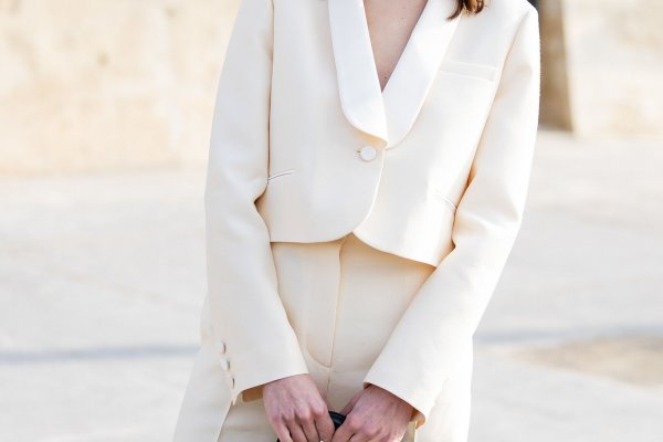 Cómo llevar el traje de chaqueta de la oficina a una boda según los mejores looks de París
