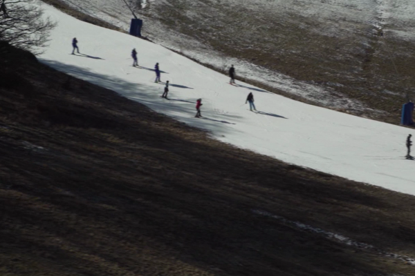 Fango en lugar de nieve: el impacto de la crisis climática en sitios para esquiar en Italia