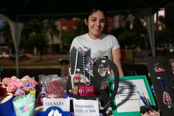 Feria de Emprendedores en Paseo Iberá con exhibición de autos antiguos