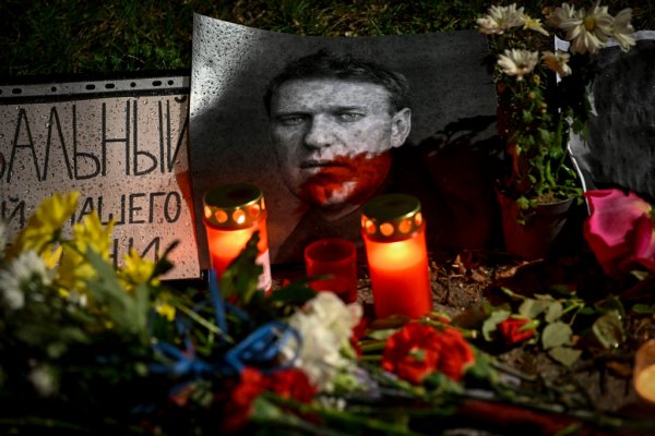 Decenas de detenidos por homenajes durante el funeral Alexey Navalny, según OVD-Info