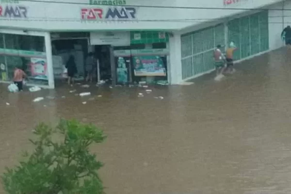 Corrientes: Un grupo de personas saqueó una farmacia mientras llovía