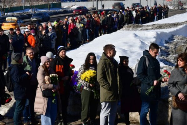 Cientos de personas hacen fila en Moscú para visitar la tumba de Alexey Navalny