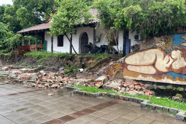 Por la tormenta se derrumbó el muro de la iglesia San Francisco de Corrientes