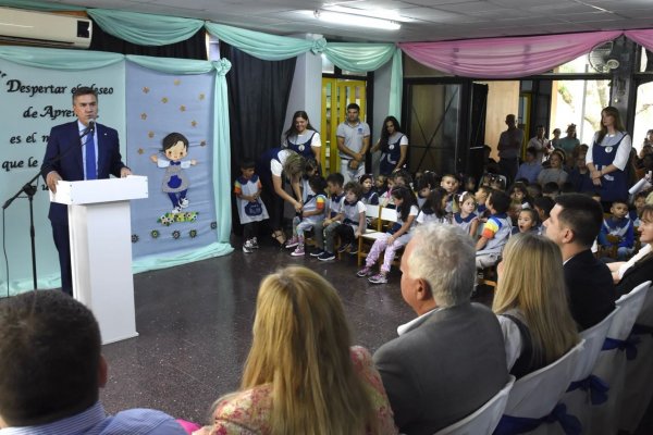 El gobernador inauguró las clases del nivel inicial, desde Sáez Peña: 