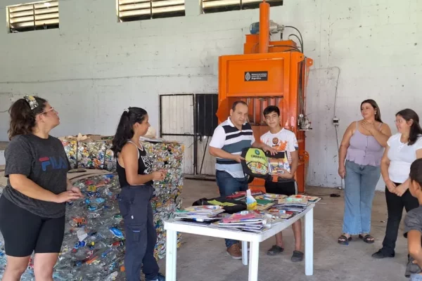 Reciclado: alumnos pueden canjear kilos de residuos por kits de útiles escolares