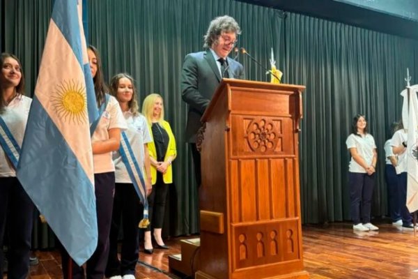 Milei visitó el Colegio Cardenal Copello al que asistió de niño