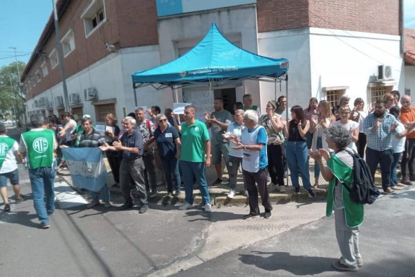 ATE realizó un abrazo simbólico por el cierre de los Centros de Referencias en Corrientes