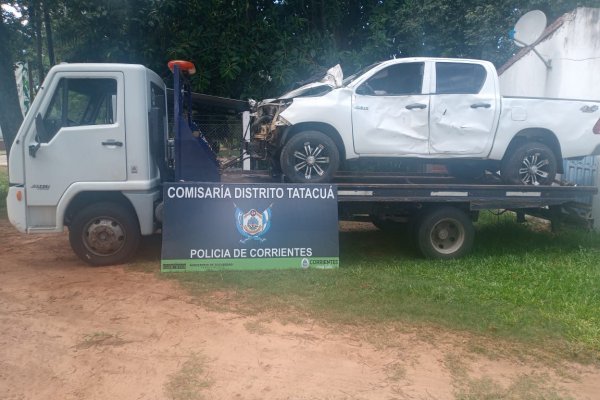 INCREÍBLE ! Robaban una camioneta accidentada tranportándola en un camión remolque