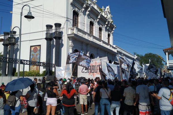 Impresionante movilización social al municipio de Corrientes, tensión y empujones con la policía provincial