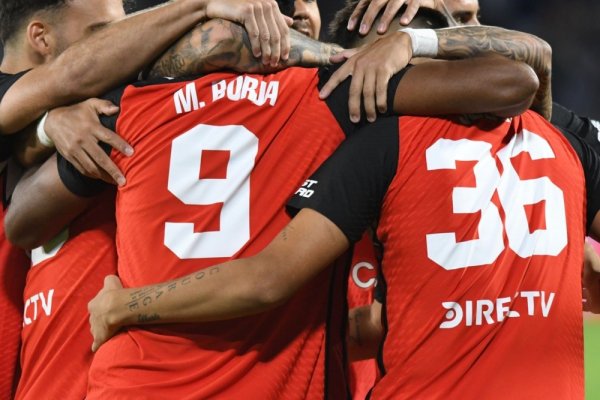 Dos figuras de la Premier posaron con la camiseta de River: 