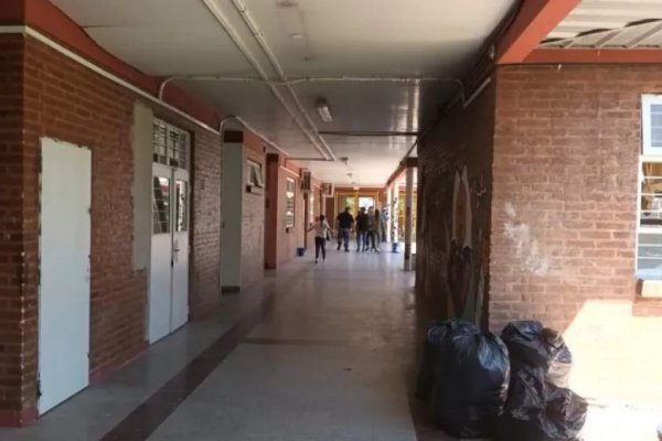 Chaco: un hombre ingresó con un arma de fuego a una escuela y robó a los alumnos