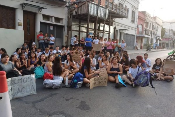 Piquete de alumnos y tutores en la Escuela Normal afectados por la ola de calor