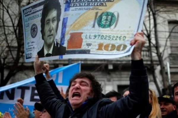 Milei confirmó que busca tomar deuda por unos 15 mil millones de dólares para salir del 